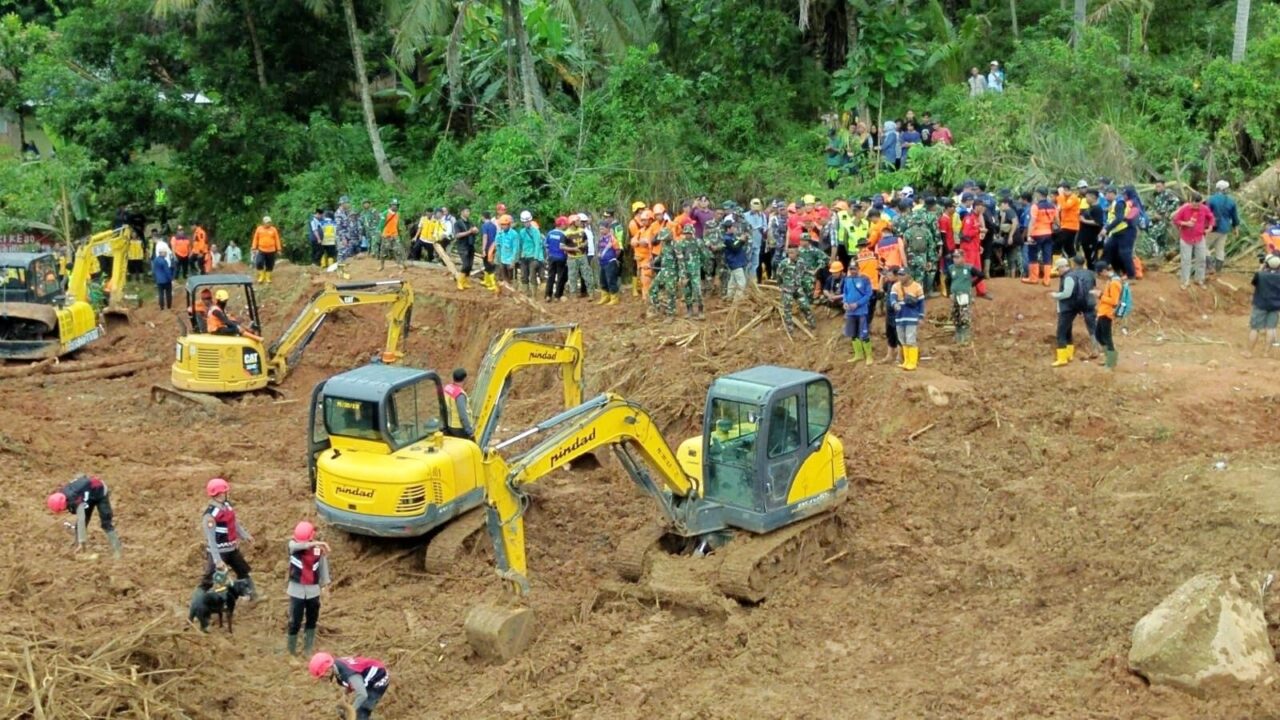 Di Garis Depan Longsor Cibeunying, Personel Kodam IV/Diponegoro Berjuang Tanpa Henti Demi Kemanusiaan