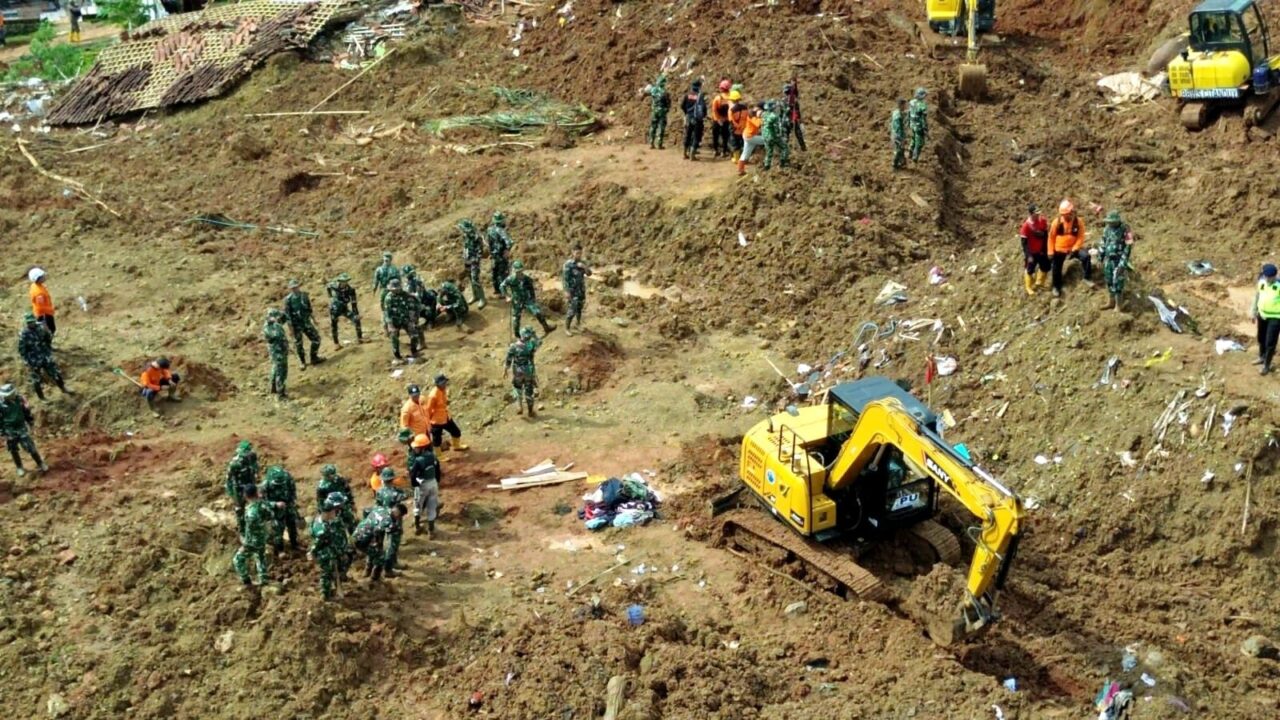 Di Garis Depan Longsor Cibeunying, Personel Kodam IV/Diponegoro Berjuang Tanpa Henti Demi Kemanusiaan