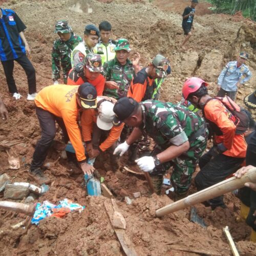 Di Garis Depan Longsor Cibeunying, Personel Kodam IV/Diponegoro Berjuang Tanpa Henti Demi Kemanusiaan