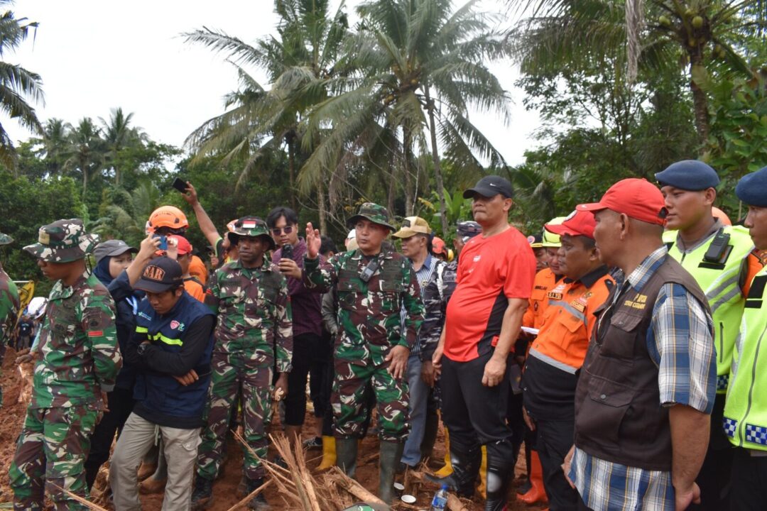 Di Garis Depan Longsor Cibeunying, Personel Kodam IV/Diponegoro Berjuang Tanpa Henti Demi Kemanusiaan