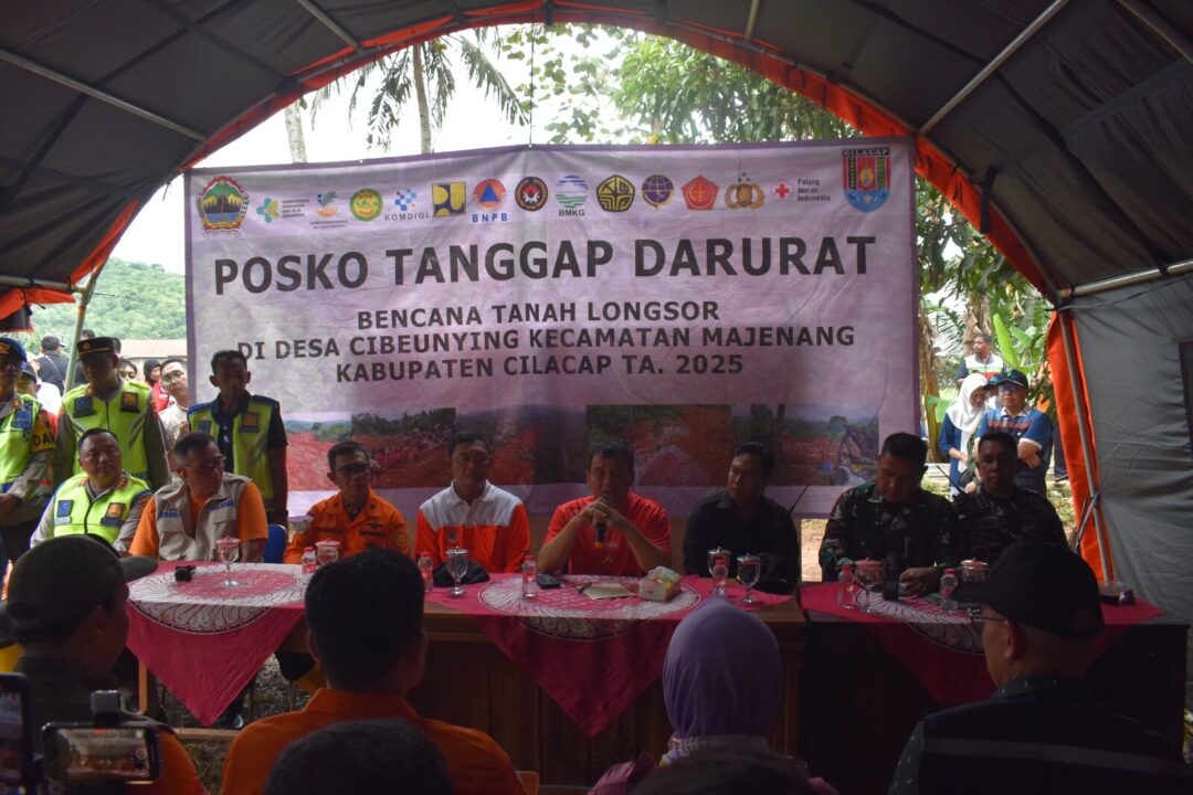 Di Garis Depan Longsor Cibeunying, Personel Kodam IV/Diponegoro Berjuang Tanpa Henti Demi Kemanusiaan