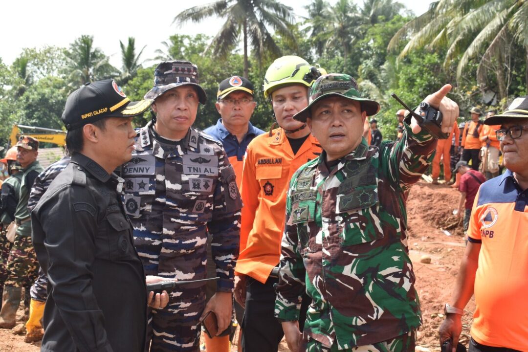 Di Garis Depan Longsor Cibeunying, Personel Kodam IV/Diponegoro Berjuang Tanpa Henti Demi Kemanusiaan