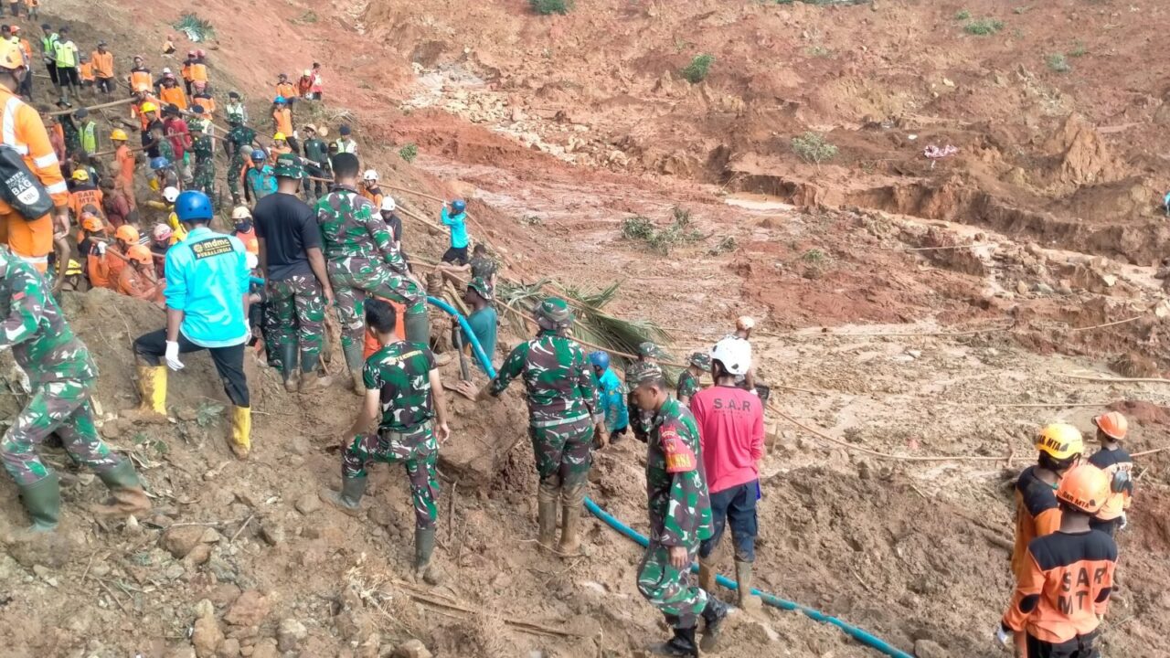 Di Garis Depan Longsor Cibeunying, Personel Kodam IV/Diponegoro Berjuang Tanpa Henti Demi Kemanusiaan