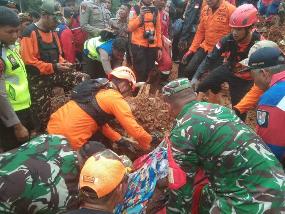 Di Garis Depan Longsor Cibeunying, Personel Kodam IV/Diponegoro Berjuang Tanpa Henti Demi Kemanusiaan