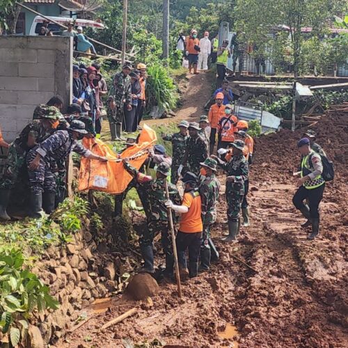 TNI Terus Berjuang Menyelamatkan Korban Longsor di Desa Sitikung Banjarnegara