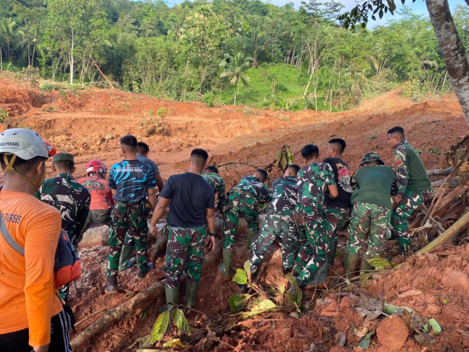 TNI Terus Berjuang Menyelamatkan Korban Longsor di Desa Sitikung Banjarnegara
