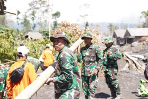 Pastikan Warga Tertangani dengan Baik, TNI AD Lanjutkan Penanganan Bencana Semeru