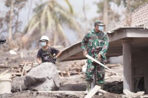 Pastikan Warga Tertangani dengan Baik, TNI AD Lanjutkan Penanganan Bencana Semeru