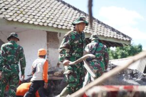 Pastikan Warga Tertangani dengan Baik, TNI AD Lanjutkan Penanganan Bencana Semeru