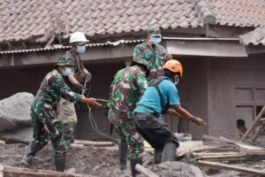 Pastikan Warga Tertangani dengan Baik, TNI AD Lanjutkan Penanganan Bencana Semeru
