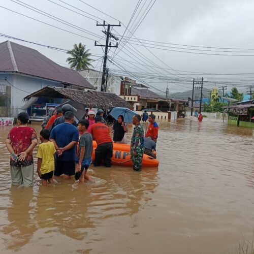 Personel Kodim 0211/Tapteng Evakuasi Warga Terdampak Banjir dan Longsor di Sibolga–Tapteng