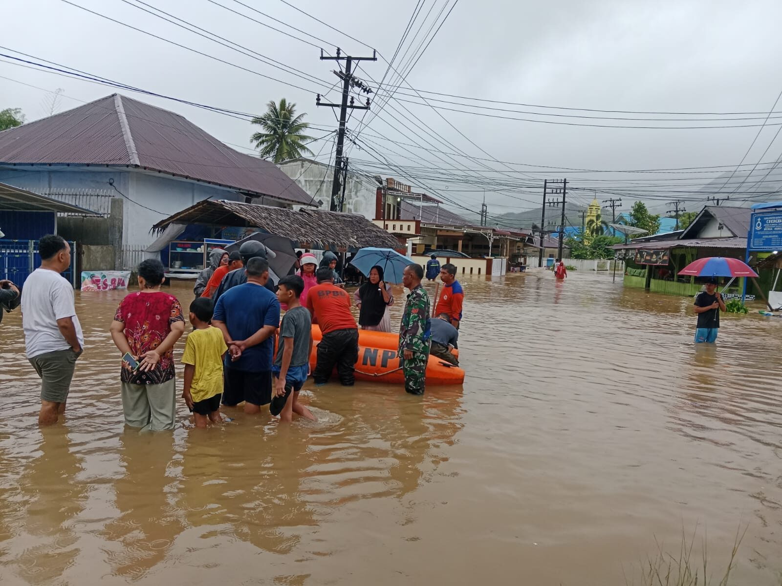 Personel Kodim 0211/Tapteng Evakuasi Warga Terdampak Banjir dan Longsor di Sibolga–Tapteng