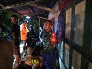 Personel Kodim 0211/Tapteng Evakuasi Warga Terdampak Banjir dan Longsor di Sibolga–Tapteng