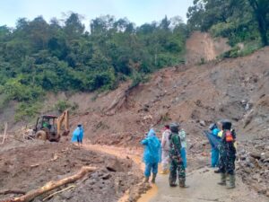 Dandim 0212/TS Kerahkan Personel Tangani Banjir, Longsor, dan Putusnya Jembatan di Madina