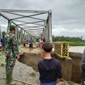 Dandim 0212/TS Kerahkan Personel Tangani Banjir, Longsor, dan Putusnya Jembatan di Madina
