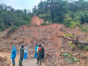 Dandim 0212/TS Kerahkan Personel Tangani Banjir, Longsor, dan Putusnya Jembatan di Madina