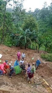 Tiga Prajurit TNI AD Terdampak Longsor Saat Evakuasi Warga Padang Panjang, Dua Hilang Kontak
