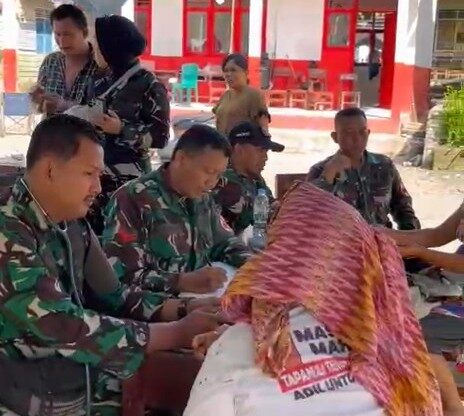 Tim Bantuan Kesehatan Puskesad Layani Pengobatan Warga Terdampak Bencana di Tapanuli Utara
