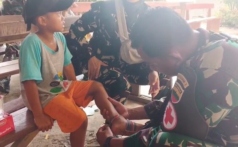 Tim Bantuan Kesehatan Puskesad Layani Pengobatan Warga Terdampak Bencana di Tapanuli Utara