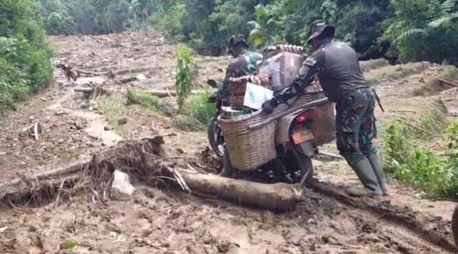 Tembus Kabupaten Agam, Prajurit TNI AD Salurkan Bantuan ke Daerah Terisolir