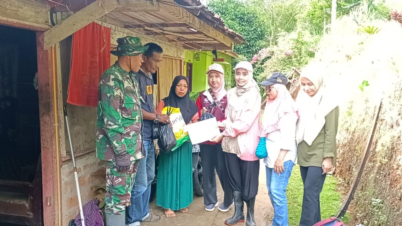 Tembus Kabupaten Agam, Prajurit TNI AD Salurkan Bantuan ke Daerah Terisolir