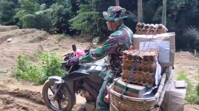 Tembus Kabupaten Agam, Prajurit TNI AD Salurkan Bantuan ke Daerah Terisolir