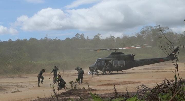 Satgas Kodam I/BB Airdrop Bantuan Kasad ke Desa Terisolir di Tapanuli Utara