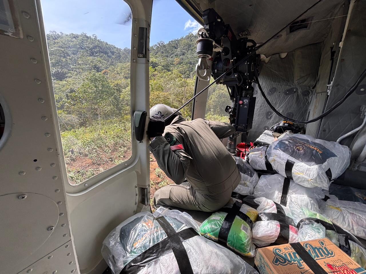 Satgas Kodam I/BB Airdrop Bantuan Kasad ke Desa Terisolir di Tapanuli Utara