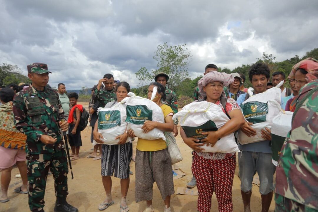 Satgas Kodam I/BB Airdrop Bantuan Kasad ke Desa Terisolir di Tapanuli Utara