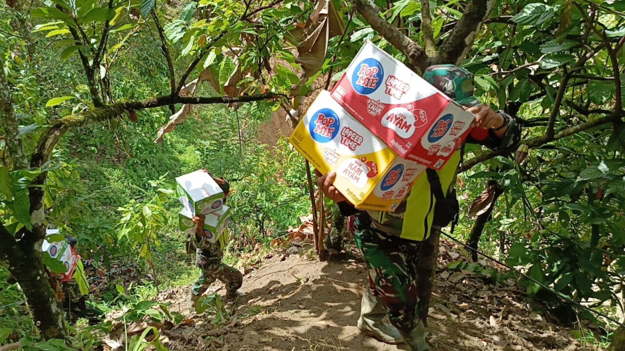 Babinsa Tempuh Medan Berat Antar Bantuan ke Desa Terisolir di Ketambe Aceh Tenggara
