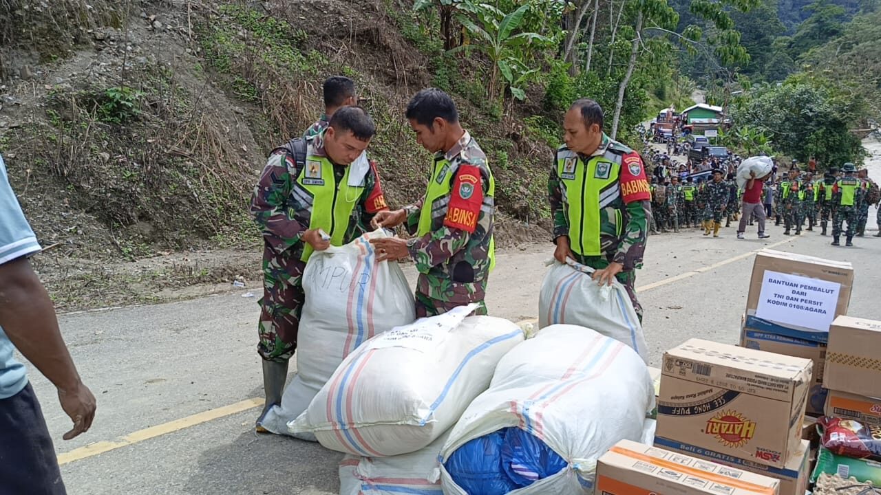 Babinsa Tempuh Medan Berat Antar Bantuan ke Desa Terisolir di Ketambe Aceh Tenggara