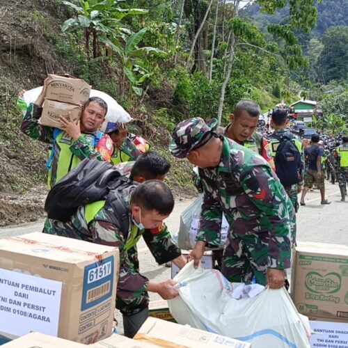 Babinsa Tempuh Medan Berat Antar Bantuan ke Desa Terisolir di Ketambe Aceh Tenggara