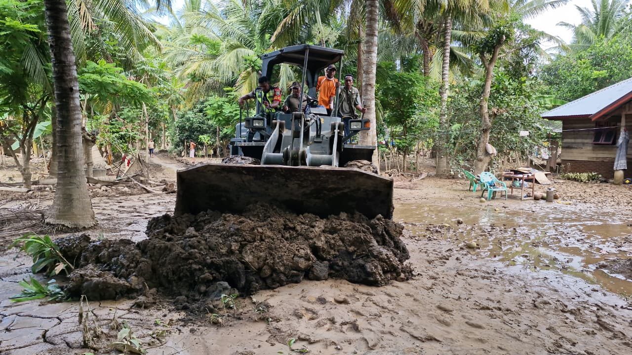 Kodam Iskandar Muda Kerahkan Alat Berat Bersihkan Material Banjir di Bireuen