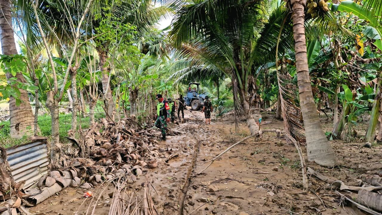 Kodam Iskandar Muda Kerahkan Alat Berat Bersihkan Material Banjir di Bireuen