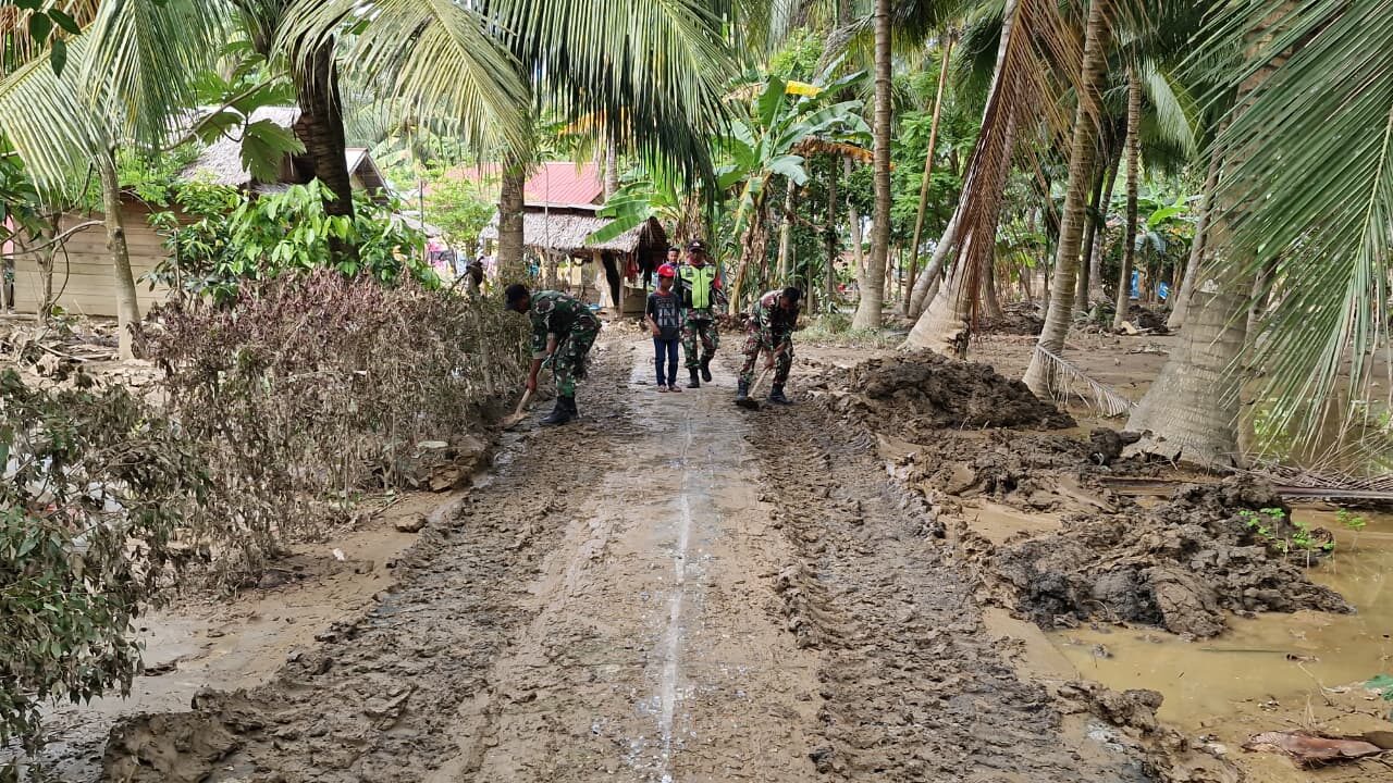 Kodam Iskandar Muda Kerahkan Alat Berat Bersihkan Material Banjir di Bireuen
