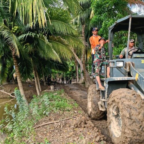 Kodam Iskandar Muda Kerahkan Alat Berat Bersihkan Material Banjir di Bireuen