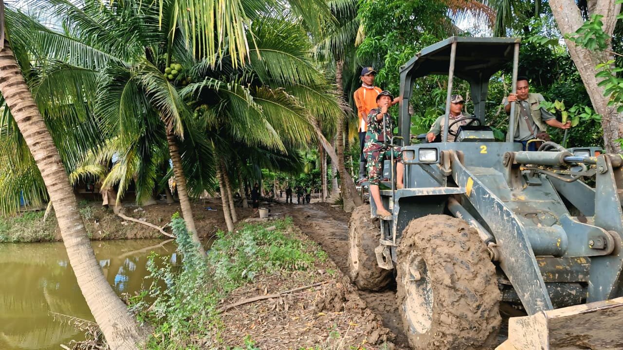 Kodam Iskandar Muda Kerahkan Alat Berat Bersihkan Material Banjir di Bireuen