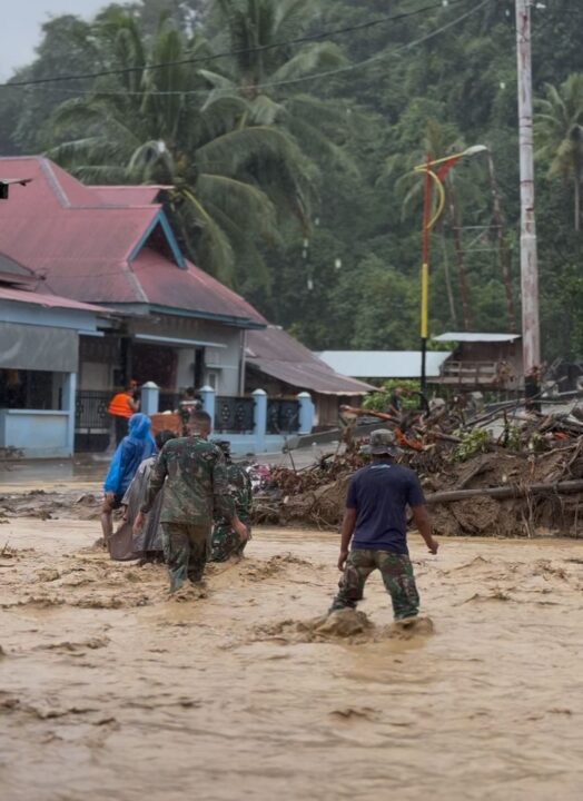 Serma Helmizon Evakuasi Ibu dan Anak yang Terjebak Banjir di Pauh, Padang