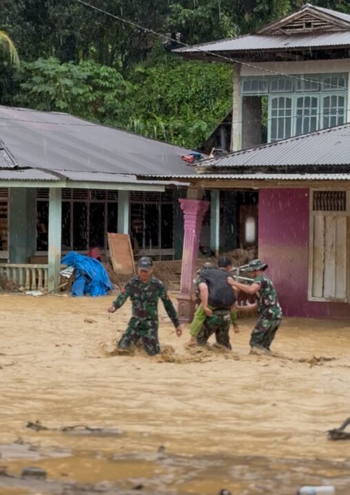 Serma Helmizon Evakuasi Ibu dan Anak yang Terjebak Banjir di Pauh, Padang