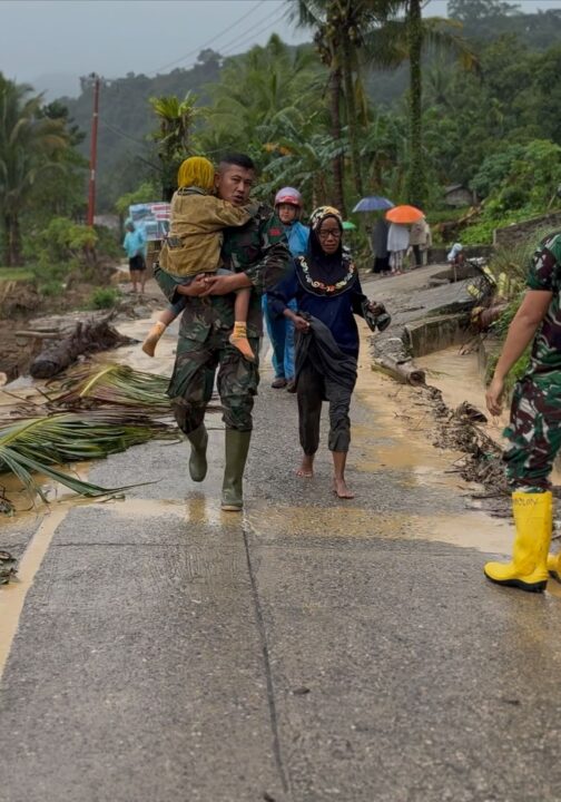 Serma Helmizon Evakuasi Ibu dan Anak yang Terjebak Banjir di Pauh, Padang