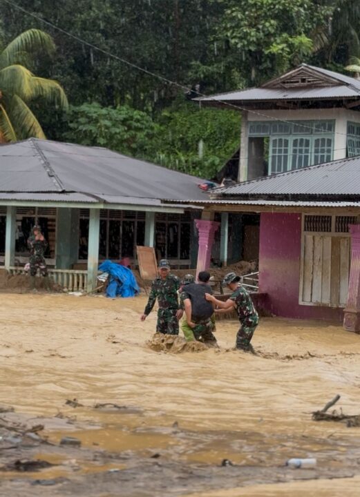 Serma Helmizon Evakuasi Ibu dan Anak yang Terjebak Banjir di Pauh, Padang