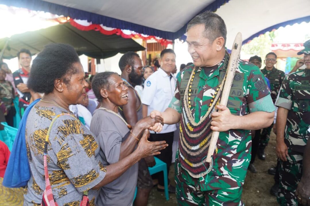 Mengalirkan Harapan, Kasad Resmikan 37 Sumber Air Bersih dan Hasil Renovasi RTLH di Papua Tengah