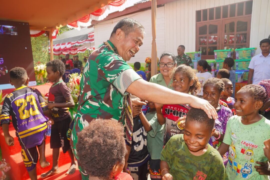 Mengalirkan Harapan, Kasad Resmikan 37 Sumber Air Bersih dan Hasil Renovasi RTLH di Papua Tengah