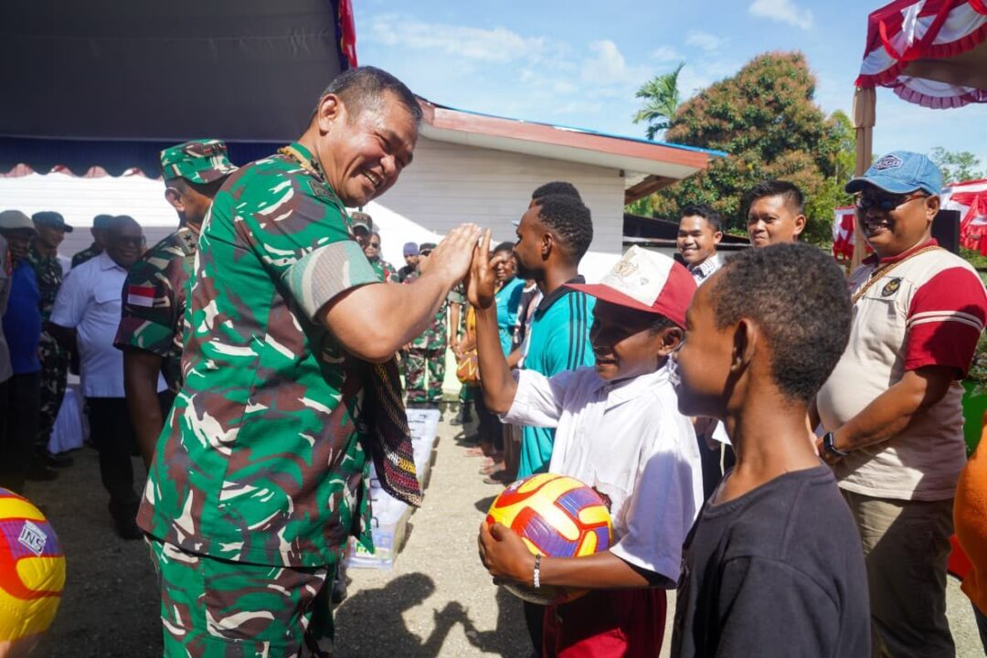 Mengalirkan Harapan, Kasad Resmikan 37 Sumber Air Bersih dan Hasil Renovasi RTLH di Papua Tengah