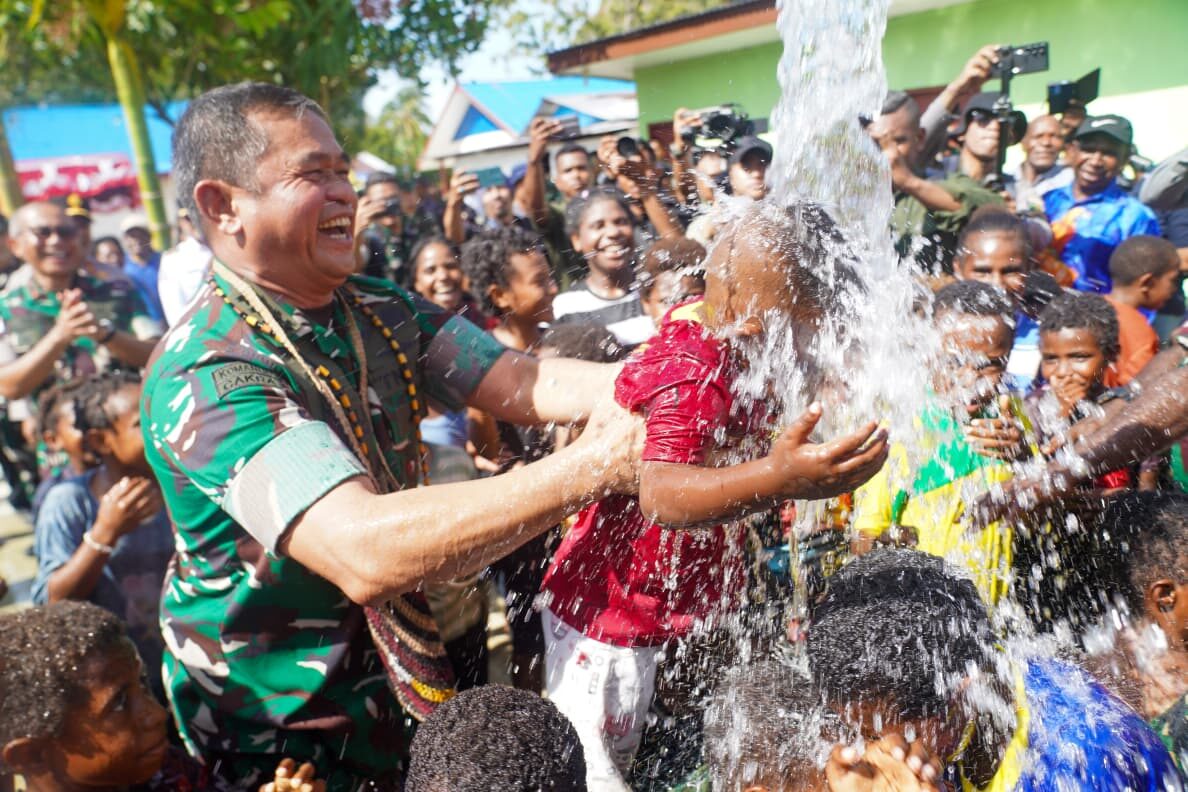 Mengalirkan Harapan, Kasad Resmikan 37 Sumber Air Bersih dan Hasil Renovasi RTLH di Papua Tengah