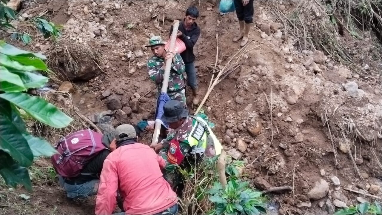 Evakuasi Pasangan Lansia, Satgas Penanggulangan Bencana Alam Terobos Wilayah Terisolir