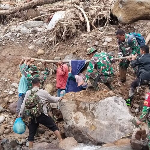 Evakuasi Pasangan Lansia, Satgas Penanggulangan Bencana Alam Terobos Wilayah Terisolir