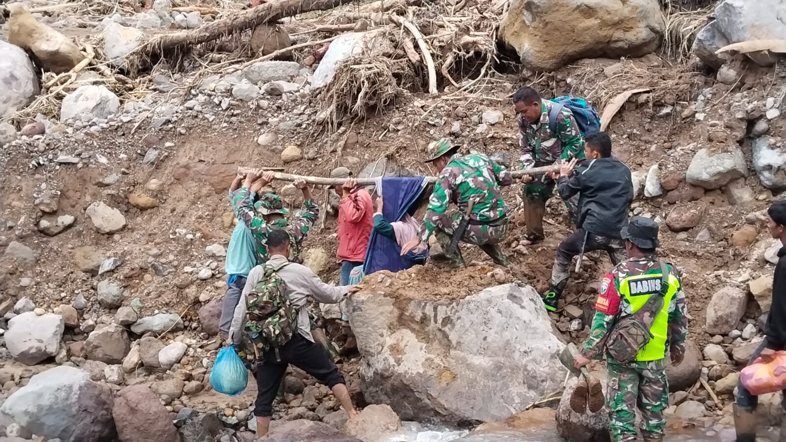 Evakuasi Pasangan Lansia, Satgas Penanggulangan Bencana Alam Terobos Wilayah Terisolir