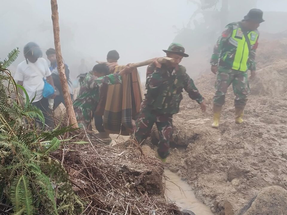 Evakuasi Pasangan Lansia, Satgas Penanggulangan Bencana Alam Terobos Wilayah Terisolir