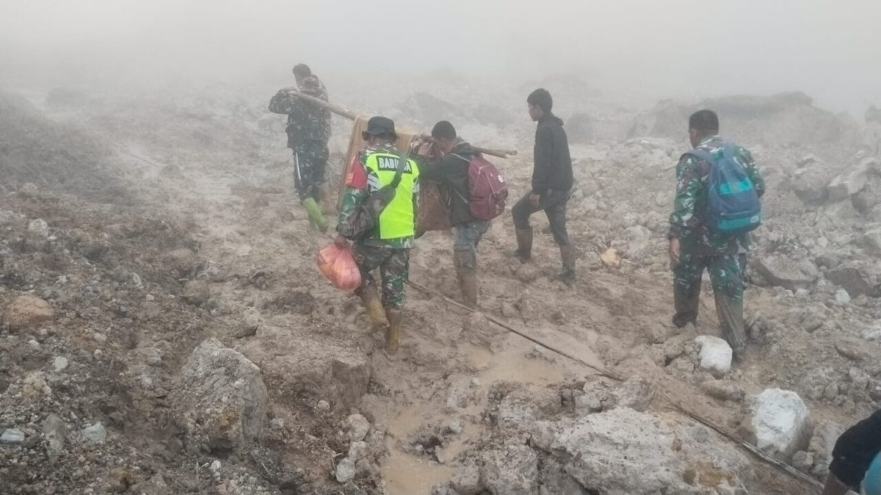 Evakuasi Pasangan Lansia, Satgas Penanggulangan Bencana Alam Terobos Wilayah Terisolir